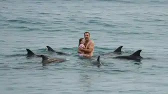 İNGİLİZ YÜZÜCÜ YENİZELANDA’DA KIZI İLE KÖPEK BALIĞI DAN BÖYLE KURTULDU!