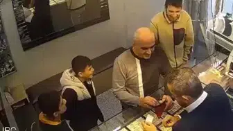 BAĞCILAR’DA İKİ ÇOCUK BULDUKLARI ALTINLARI SAHİBİNE TESLİM ETTİ!