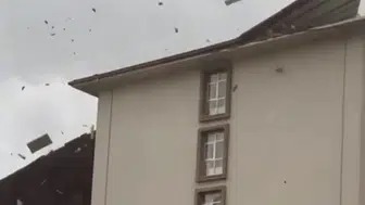 BURSA’DA BİR YURDUN ÇATISI İŞTE BÖYLE UÇTU!