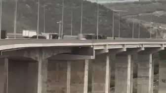 SON DAKİKA! FIRTINA YOLLARDA TIRLARI YAN YATIRDI!