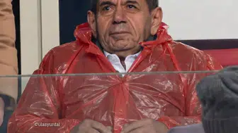 GALATASARAY TARAFTARLARI SONUCA DEĞİL “POŞET YAĞMURLUĞA “İSYAN EDİYOR!