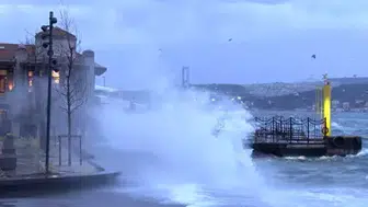 İSTANBUL’DA FIRTINA HAYATI OLUMSUZ ETKİLİYOR!