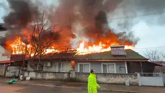 CAYIR CAYIR YANAN EVDEKİ KEDİ SAPASAĞLAM KURTARILDI!