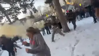 ABD’DE GÖÇMEN POLİSLERİ LİSELİLERİ YERE YATIRARAK GÖZALTINA ALIYOR!