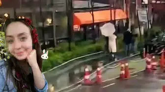 DEVRİLEN TABELA ŞEHİR PLANCISININ AĞIR YARALANMASINA NEDEN OLDU!