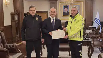 AYAĞI ÜŞÜYEN ÇOCUĞA ÇORABINI VEREN POLİS ÖDÜLLENDİRİLDİ!