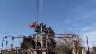 NUSAYBİNDE’DE DEM PARTİ EYLEMİNDE PKK’LILAR BAYRAĞIMIZI İNDİRDİLER!