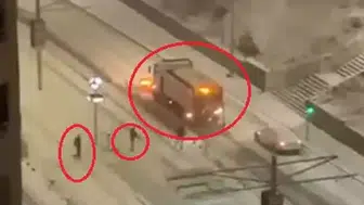 ÇOCUKLARIN KAR TOPU ATTIĞI KAR KÜREME ARACI REFÜJE ÇARPTI!