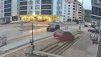 DİREKSİYON DERSİNDE FREN YERİNE GAZA BASINCA KALDIRIMA ÇIKTI!