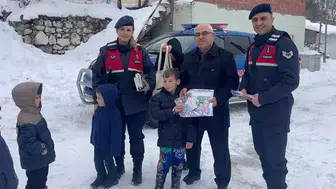 KAR NEDENİ İLE OKULA GİDEMEYEN ÖĞRENCİLERE JANDARMA YETİŞTİ!