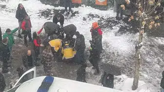 BİNGÖL'DE ÜZERİNE KAR KÜTLESİ DÜŞEN KADIN YAŞIMINI KAYBETTİ!