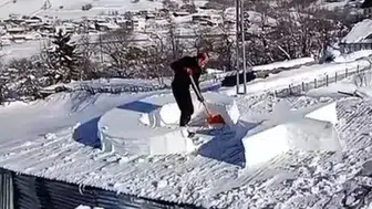 ARTVİN'DE ÇATIDAKİ KAR İLE AY YILDIZLI BAYRAK FİGÜRÜ YAPTI!