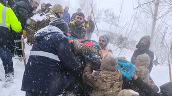 KARA KIŞ VAN’DA ÜÇ ÇİĞ DÜŞMESİNE NEDEN OLDU!