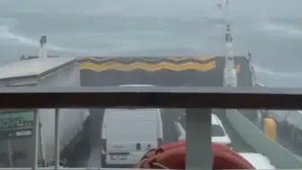 MARMARA’DA FIRTINAYA YAKALANAN FERİBOT YOLCULARLA DEHŞETİ YAŞADI!