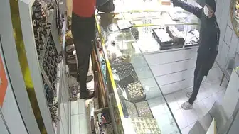 BAHÇELİEVLER'DE SAĞLIK MASKELİ KUYUMCU SOYGUNU KAMERADA!