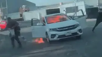 SONGAZETECİ MEKSİKA’DAN BİLDİRİYOR! ARAÇLARI BÖYLE YAKIYORLAR!