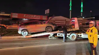 JİP SOLLAMA YAPMAK İSTERKEN YAYALARA ÇARPTI!