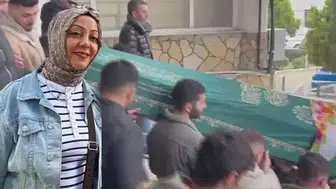 OTOBÜS DURAĞINDA KOCASININ ÖLDÜRDÜĞÜ KADIN TOPRAĞA VERİLDİ!