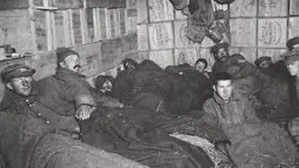 ÇANAKKALE SAVAŞI'NDA MEHMETÇİK SİPERDE DONARAK ŞEHİT OLMUŞ!