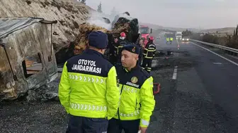 ŞANLIURFA'DA AYNI YÖNE GİDEN İKİ TIR ÇARPIŞTI!