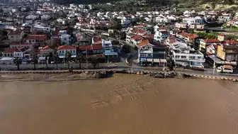 FOÇA'DA YAĞMURDAN DENİZ ÇAMUR RENGİNİ ALDI!