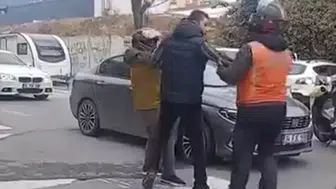 TRAFİKTE YOL VERME MESELESİ YÜZÜNDEN SİLAH ÇEKİLDİ!