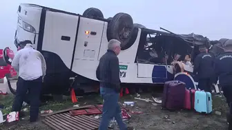 BAYRAM SABAHI KOZAN'DA YOLCU OTOBÜSÜ DEVRİLDİ!