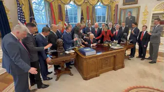 ABD’DE DİN ADAMLARI OVAL OFİS’TE BÖYLE DUA SEANSI YAPTI!