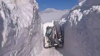 VAN'IN İRAN SINIRINDA 4 METRE KALINLIĞINDA KAR VAR!