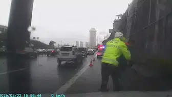 BAĞCILAR'DA BOĞAZINA ŞEKER KAÇAN SÜRÜCÜYÜ POLİS KURTARDI!