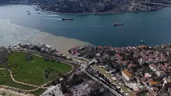 SAĞANAK YAĞMUR SONRASI İSTANBUL’DA DENİZİN RENGİ DEĞİŞTİ!