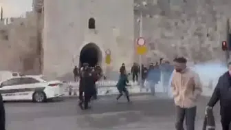 SİYONİST İSRAİL POLİSİ BAYRAM NAMAZINA MÜDAHALE ETTİ!