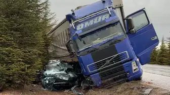 YAĞMUR'DA SÜREKLENEN TIR KARŞI ŞERİDE GEÇTİ! 1 ÖLÜ 2 YARALI!