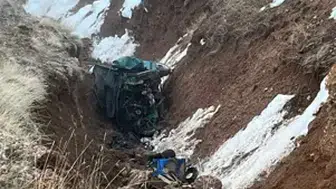 OTOMOBİL ŞARAMPOLE YUVARLANDI! 2 ÖLDÜ 2 YARALI VAR!