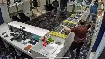 KUYUMCU SOYGUNUNU ÇAY KAZANI FIRLATARAK ÖNLEDİ!