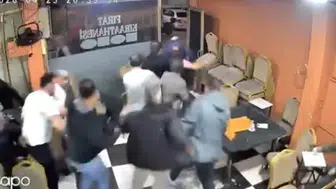 YÜKSEK SESLİ MÜZİK ÇALAN ARAÇ BİNAYI SALLADI! BARDAKLAR YERE DÜŞTÜ KIRILDI!