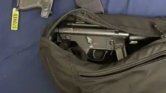 LONDRA BELEDİYE BAŞKANI’NIN EVİNİN ÖNÜNDE SİLAH SKANDALI!