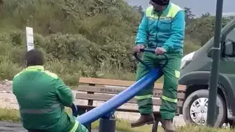 BURSALI TEMİZLİK GÖREVLİLERİNİN MOLADA “TAHTEREVALLİ” KEYFİ…