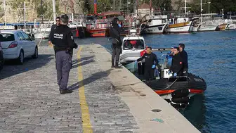 İNANILMAZ OLAY! SUYA AYAKLARINI SOKTU DALGA ALIP GÖTÜRDÜ!