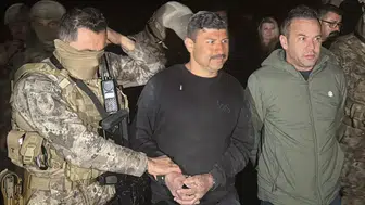 UŞAK'DA AİLE ŞİDDETİ İHBARINA GİDEN POLİSLERE TÜFEKLİ SALDIRI!