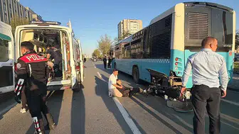 MOTOSİKLET DURAKTA BEKLEYEN OTOBÜSE HIZLA ÇARPTI!