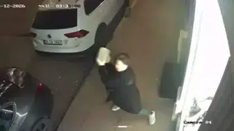 FATİH'DE BİR KADIN DÜKKANIN CAMINI KALDIRIM TAŞI İLE KIRDI!