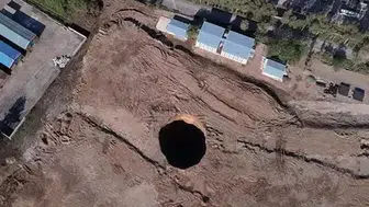 İSKENDERUN'DA 35 METRE ÇAPLI 45 METRE DERİNLİĞİNDE OBRUK OLUŞTU!