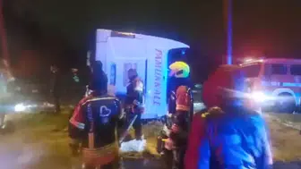 BALIKESİR'DE YOLCU OTOBÜSÜ DEVRİLDİ! 3 ÖLÜ 30 YARALI VAR!