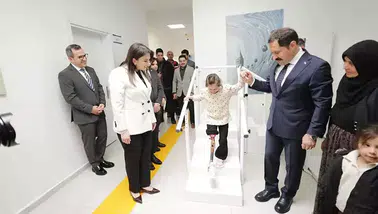 DEPREMZEDE ZEYNEP PROTEZ BACAK İLE YÜRÜMEYE BAŞLADI!