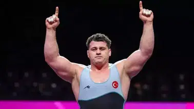 RIZA KAYAALP AVRUPA GÜREŞ MAFYASINI EZEREK FİNALDE!