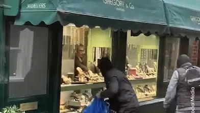 LONDRA’DA BALYOZLA CAMI KIRILAN KUYUMCU DÜKKANI SOYGUNU YAŞANDI