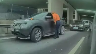 KADIN SÜRÜCÜ TRAFİKTE TARTIŞIĞI KİŞİNİN ARACININ AYNASINI KIRDI!