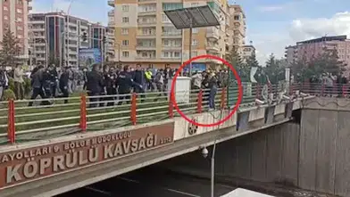 ÜST GEÇİTTEN ATLAMAK İSTERKEN POLİS SON ANDA KURTARDI!