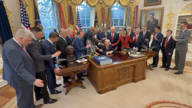 ABD’DE DİN ADAMLARI OVAL OFİS’TE BÖYLE DUA SEANSI YAPTI!